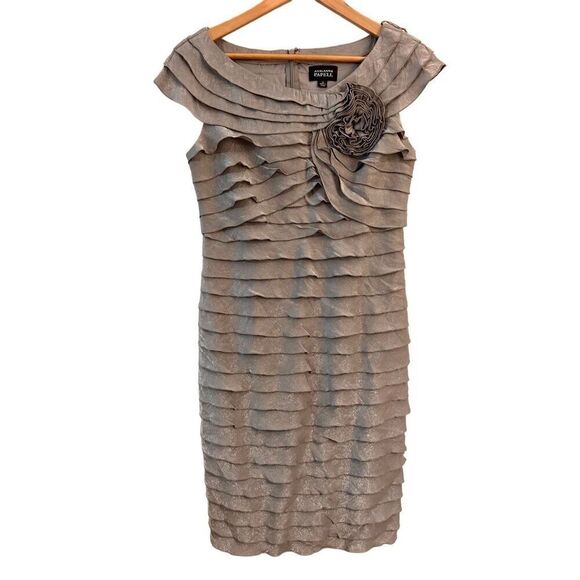 Adrianna Papell Silver Shimmer Rosette Knee-Length Formal Dress Size 10 - Picture 1 of 8